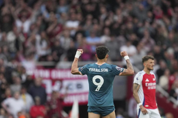 Evanilson esulta dopo un gol 