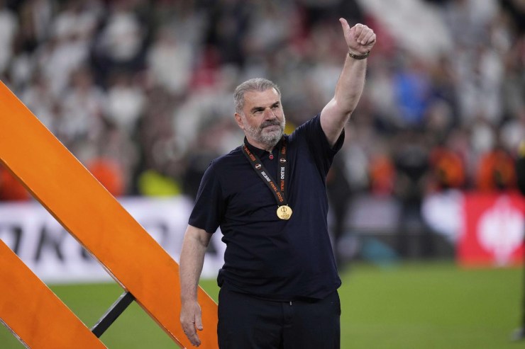 Postecoglou con il pollice alzato dà l'ok