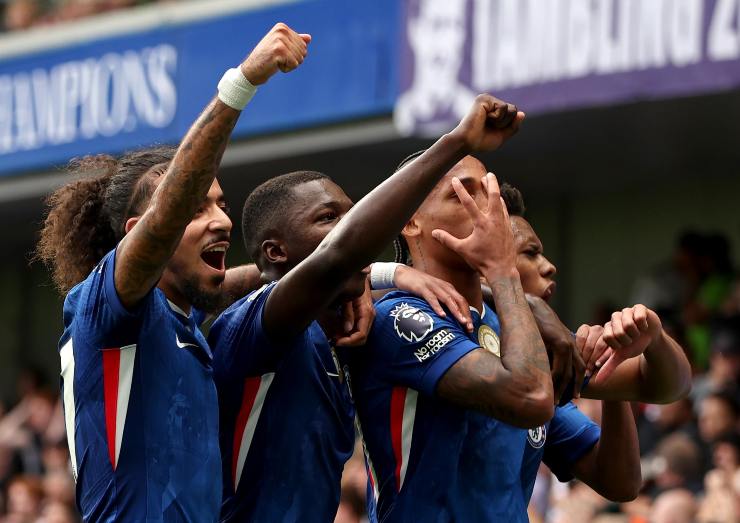 I giocatori del Chelsea esultano dopo un gol