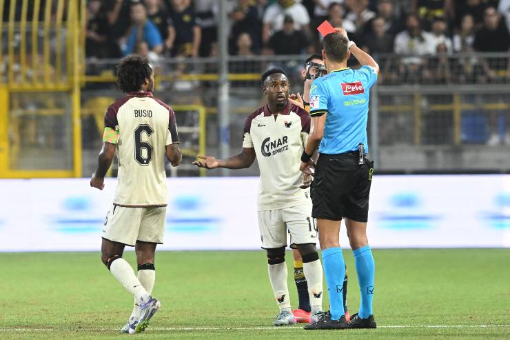 L'arbitro espelle Yeboah