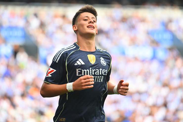 Arda Guler cammina verso il bordo del campo