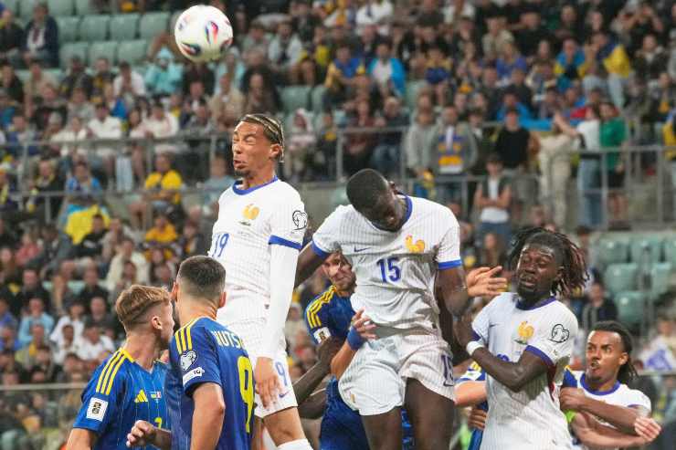 Ekitiké prova ad arrivare su un pallone di testa