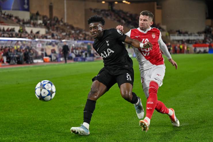 Kudus protegge il pallone dall'attacco avversario