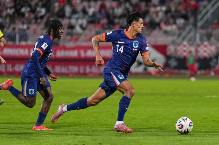 Reijnders in fase di impostazione di gioco