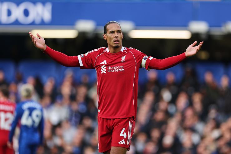 Van Dijk allarga le braccia, sconsolato