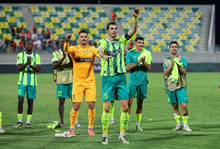 I giocatori dell'AEK festeggiano una vittoria