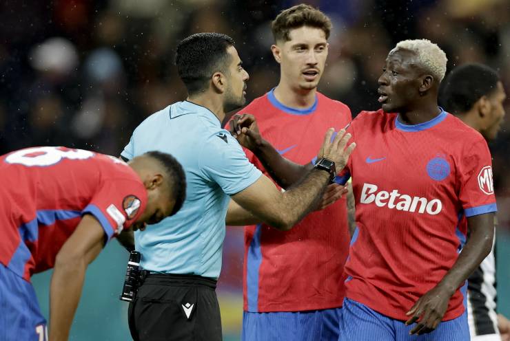 Alhassan discute con l'arbitro