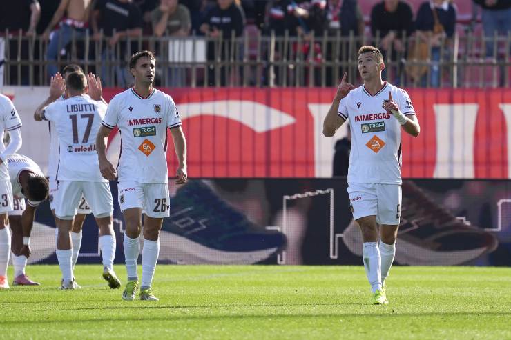 Novakovich esulta dopo un gol