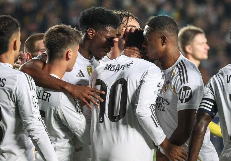 Mbappé festeggiato dai compagni