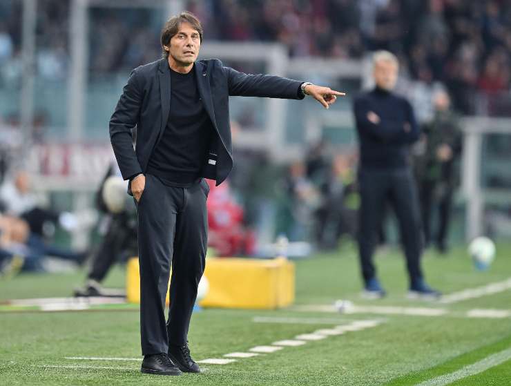 Antonio Conte dà indicazioni ai suoi ragazzi