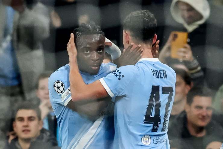 Foden si complimenta con Doku al termine di un'azione
