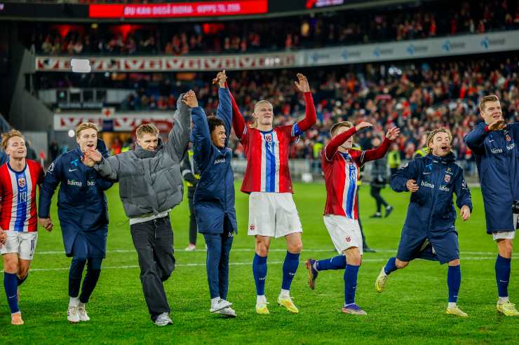 Haaland omaggiato dal gruppo