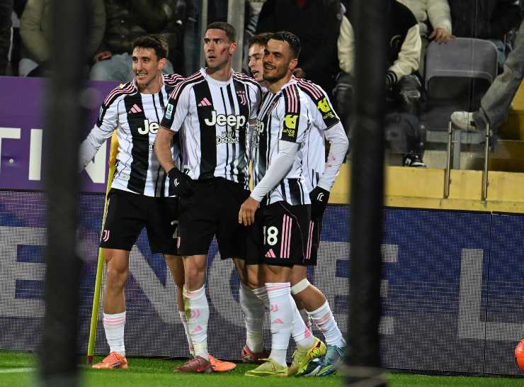 Kostic esulta con il resto del gruppo