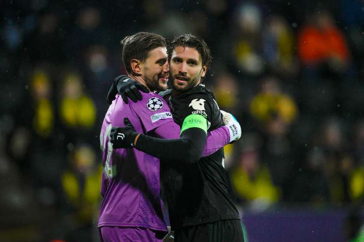 Locatelli abbraccia il portiere del Bodo Glimt