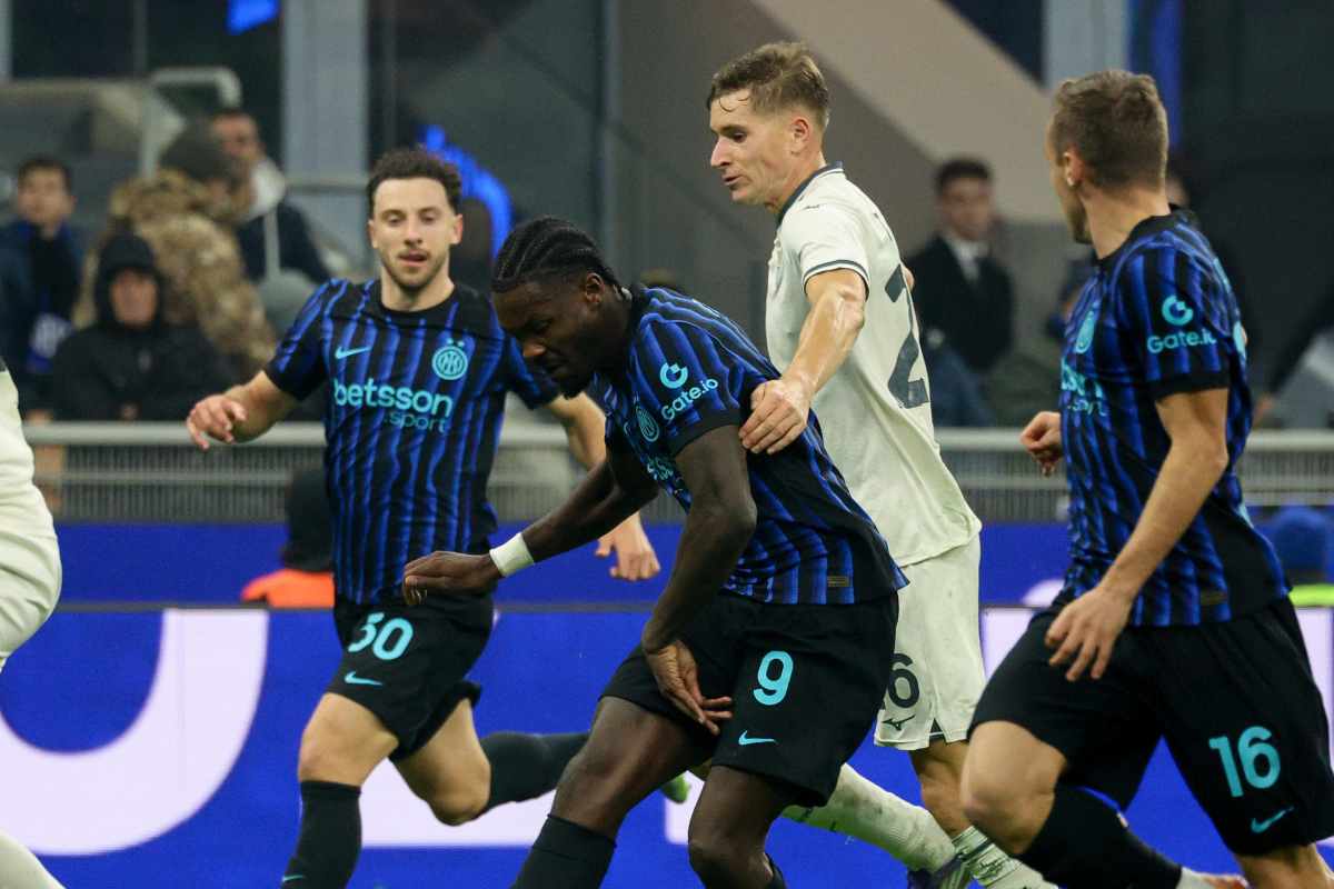 Marcus Thuram cerca di dribblare il suo marcatore