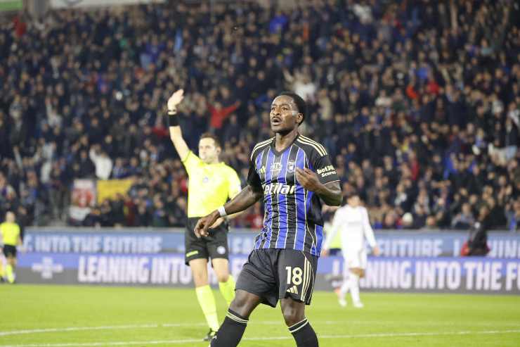 Nzola si dispera per l'esito di un'azione