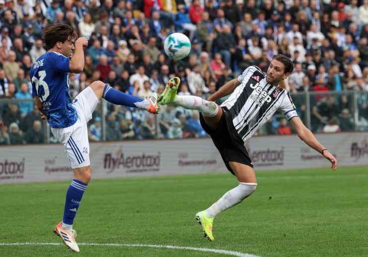 Locatelli contende il pallone a Perrone