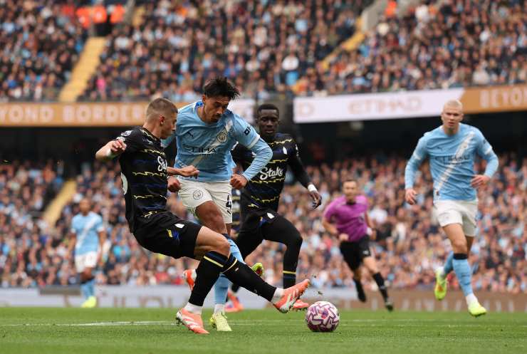 Reijnders prova ad arrivare su un pallone
