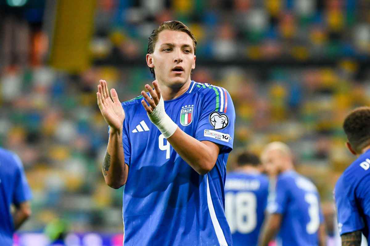 Retegui applaude alla fine del match