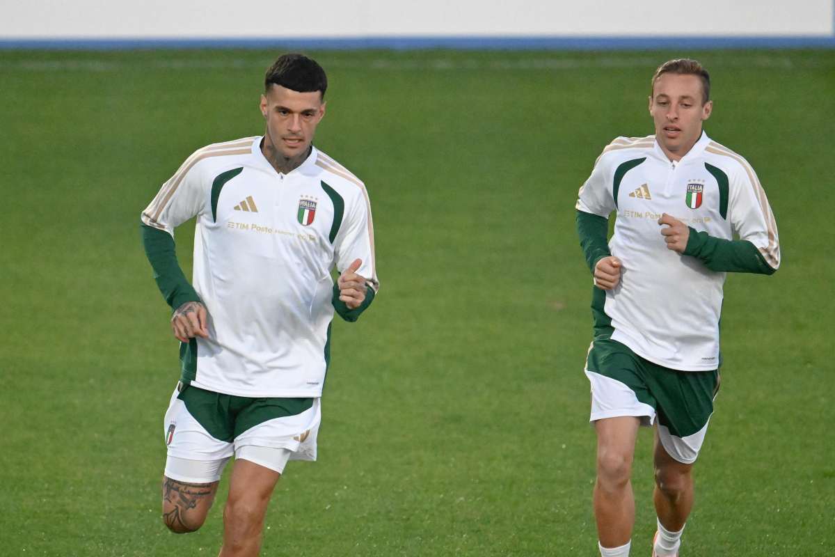 Scamacca e Frattesi durante il riscaldamento