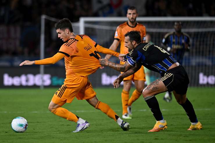 Matias Soulé prova a sgusciare via dalla pressione avversaria