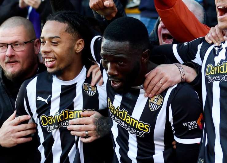 Atta del Notts County esulta con i compagni