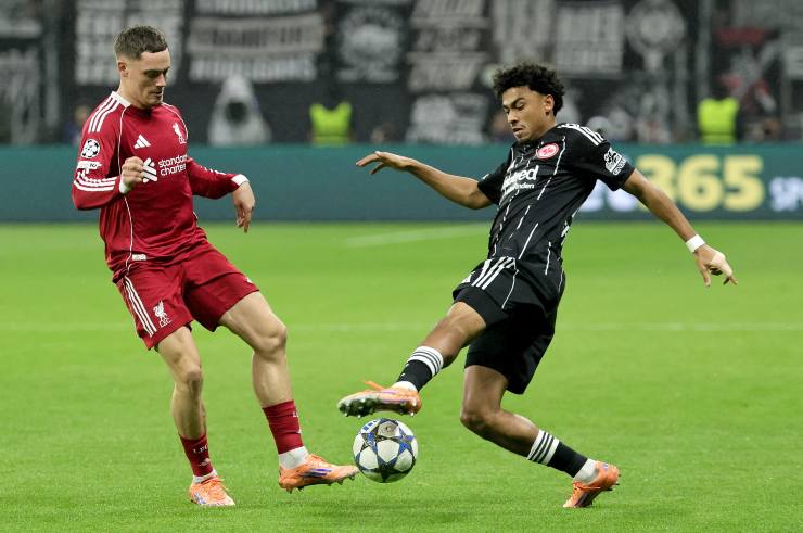 Brown (a sinistra) contro il Liverpool