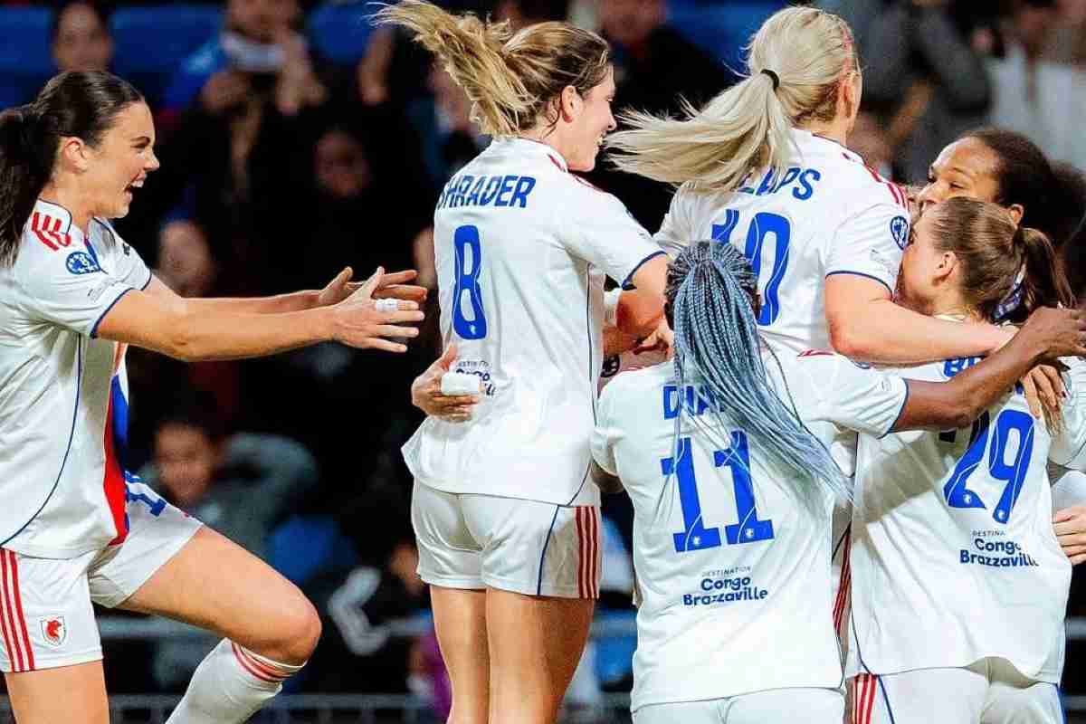 Le calciatrici del Lione in festa