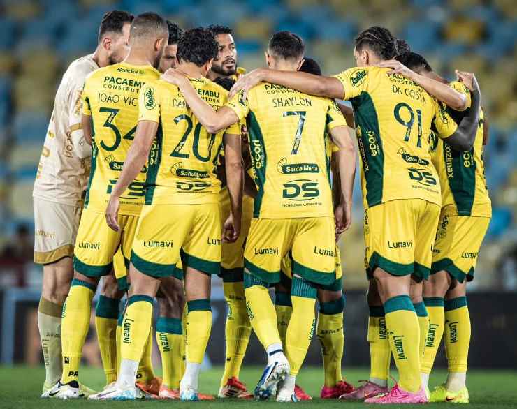 I giocatori del Mirassol in cerchio