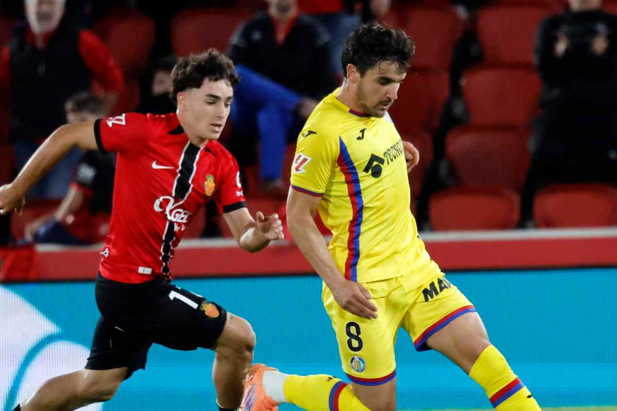 Arambarri in pressing sul portatore di palla avversario