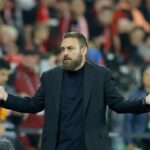 Daniele De Rossi sconsolato con le braccia allargate