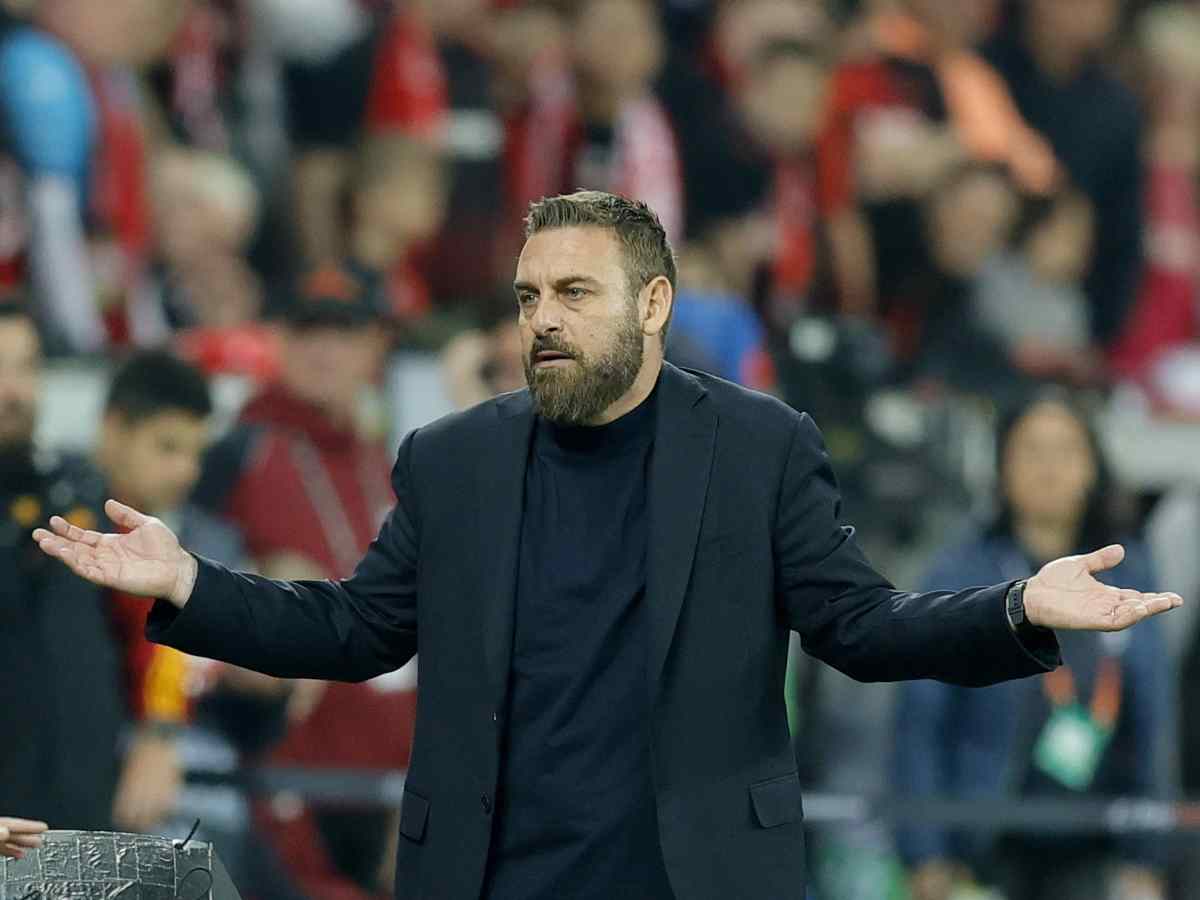 Daniele De Rossi sconsolato con le braccia allargate