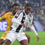 Jonathan David protegge il pallone dall'attacco avversario