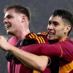 Ferguson abbraccia Soulé dopo il gol