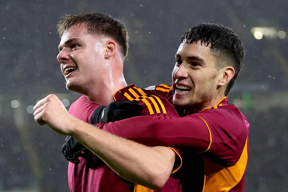 Ferguson abbraccia Soulé dopo il gol