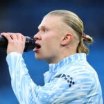 Haaland beve a bordocampo