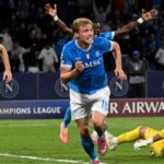 Rasmus Hojlund festeggia la rete allo Sporting CP