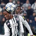 Jonathan David prova a colpire il pallone di testa