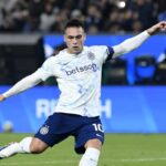 Lautaro Martinez si accinge a tirare un calcio di rigore