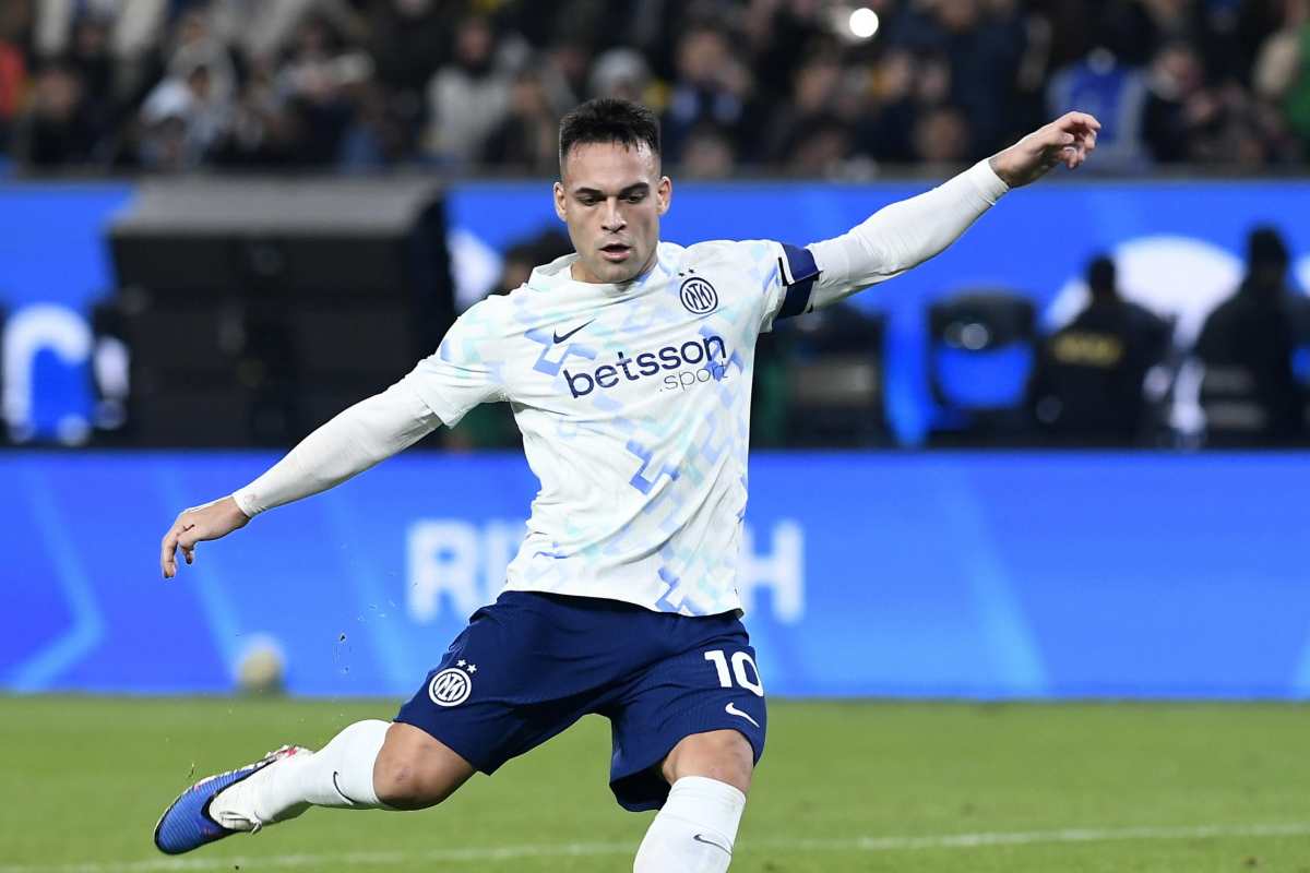 Lautaro Martinez si accinge a tirare un calcio di rigore