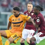 Meister protegge il pallone dall'attacco avversario