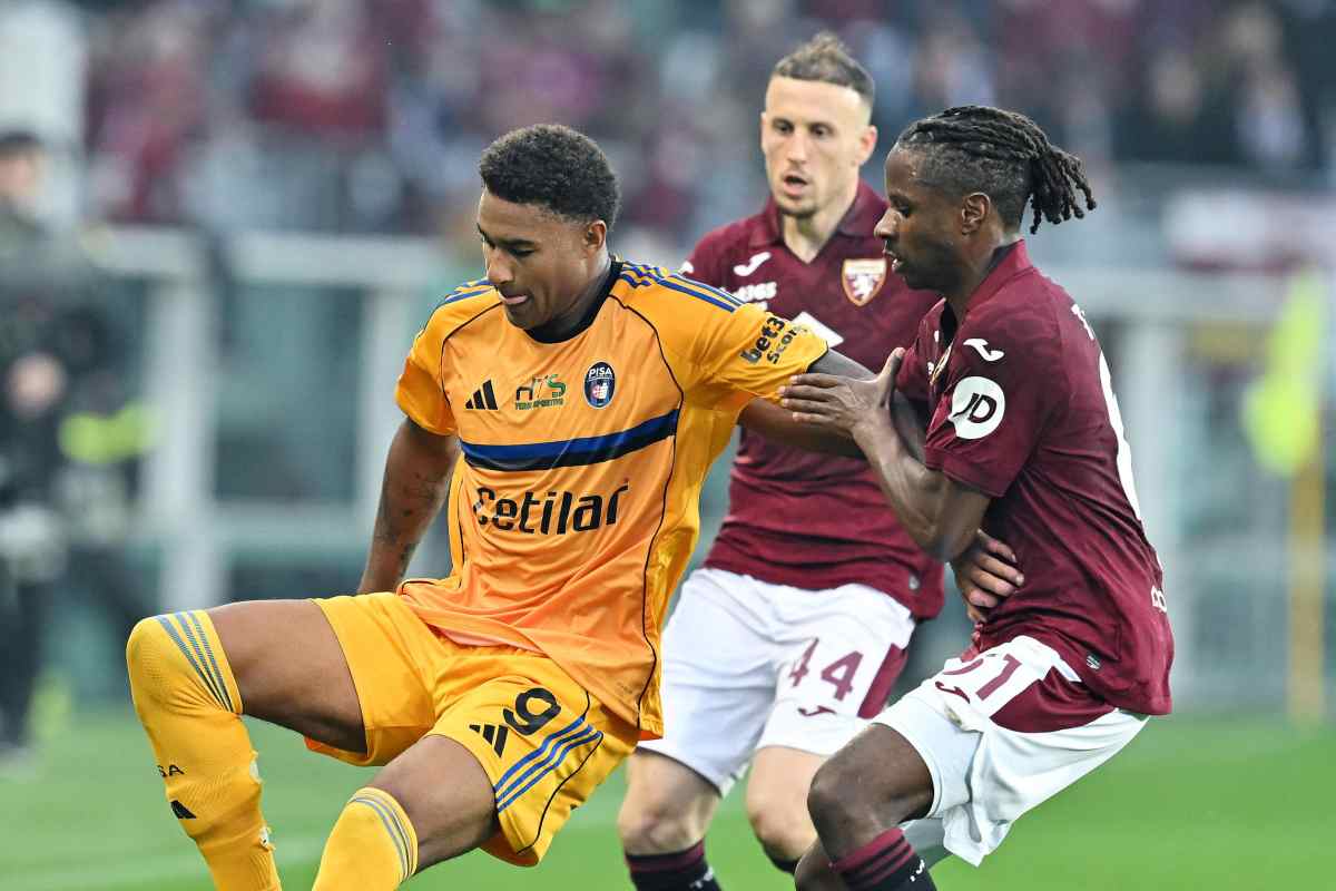 Meister protegge il pallone dall'attacco avversario