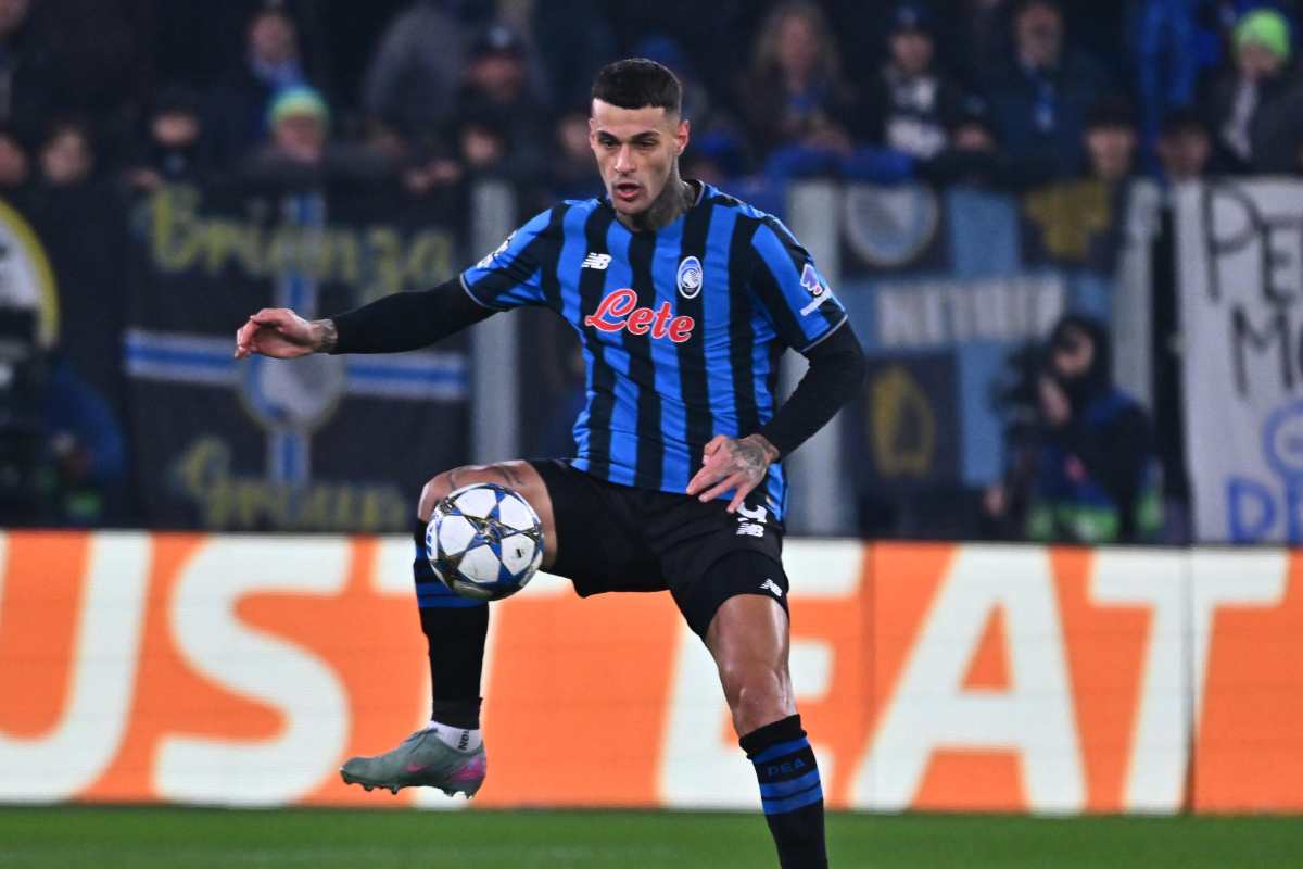 Scamacca stoppa un pallone