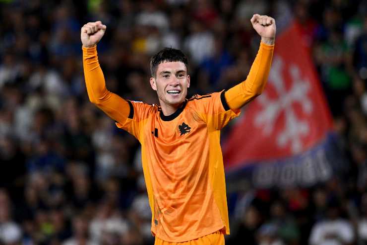 Matias Soulé alza le braccia in cielo