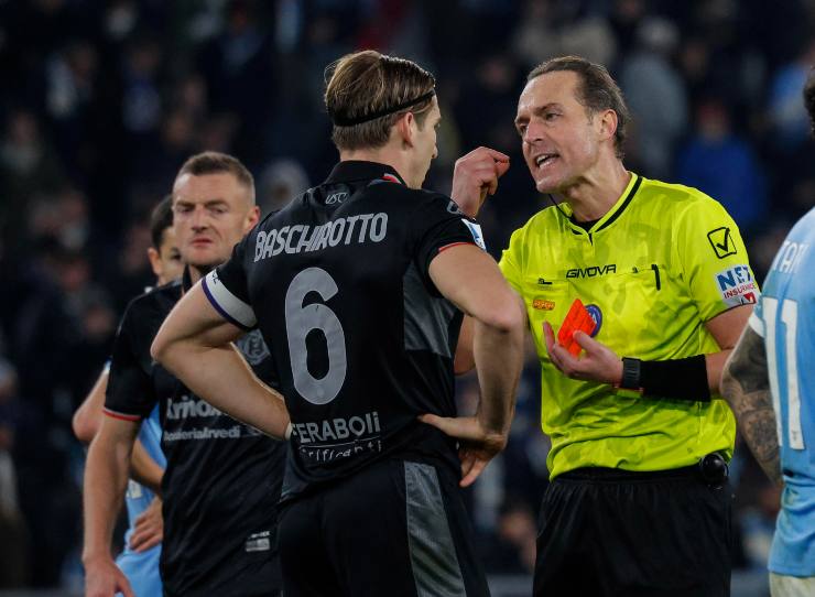 Baschirotto discute con l'arbitro