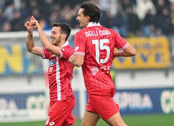 Birindelli esulta dopo un gol