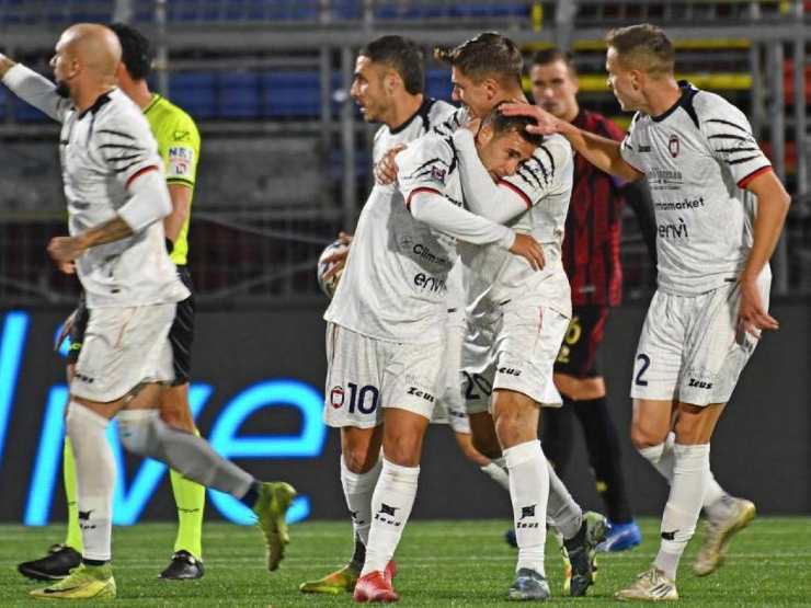 I giocatori del Crotone durante un'esultanza
