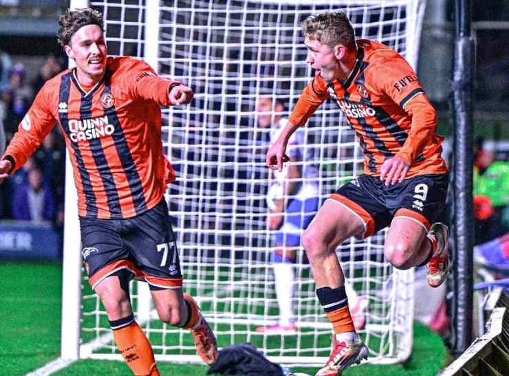 Sapsford esulta con un compagno