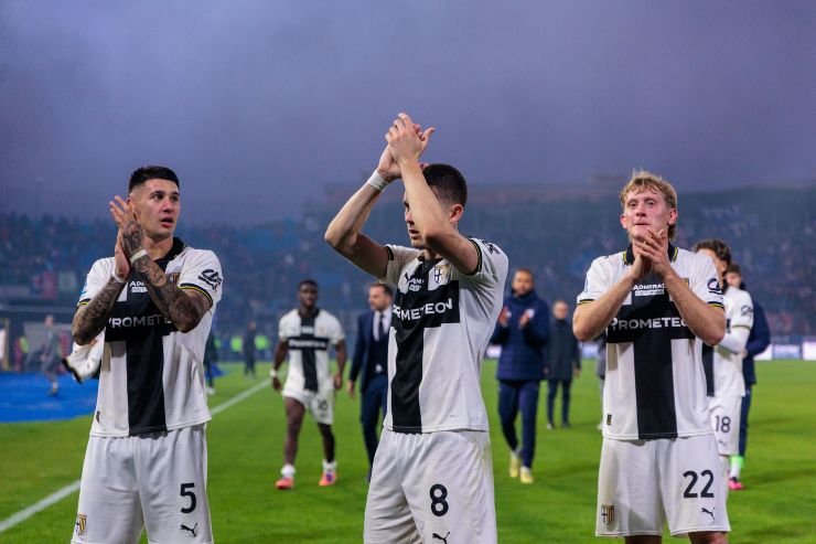 I giocatori del Parma festeggiano la vittoria di Pisa