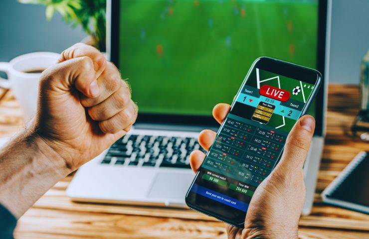 esulta persona e uno smartphone